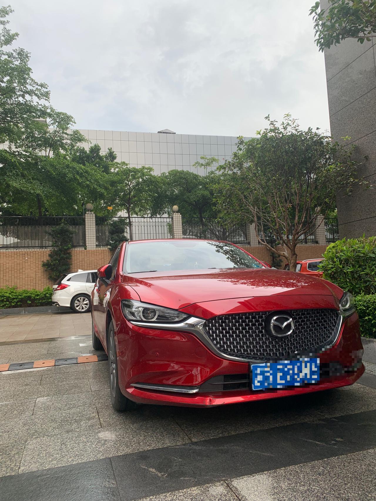 马自达阿特兹 红色外观，有贴黑顶的吗？