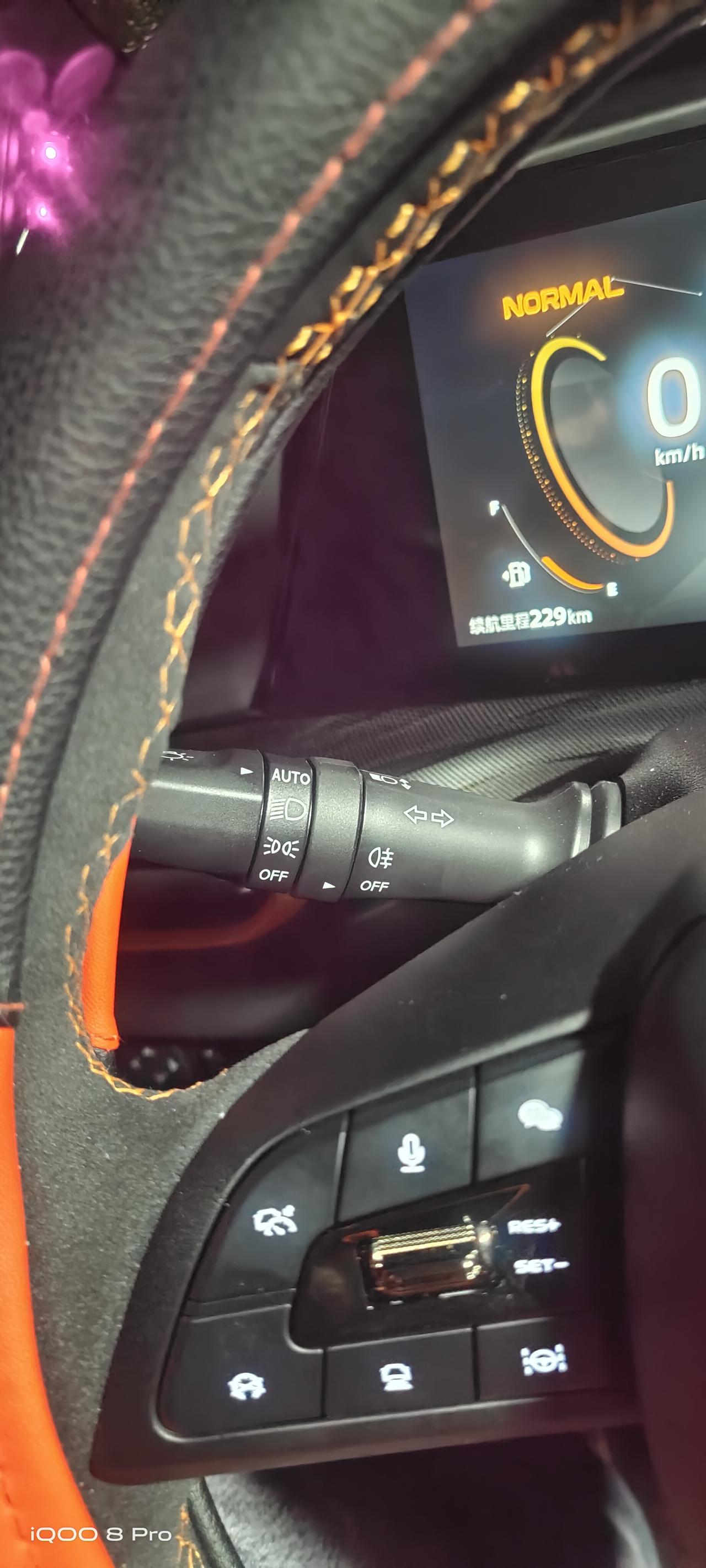 长安UNI-T AUTo自动大灯，车机都开着的，为啥在全黑的道路上不自动开远光呀