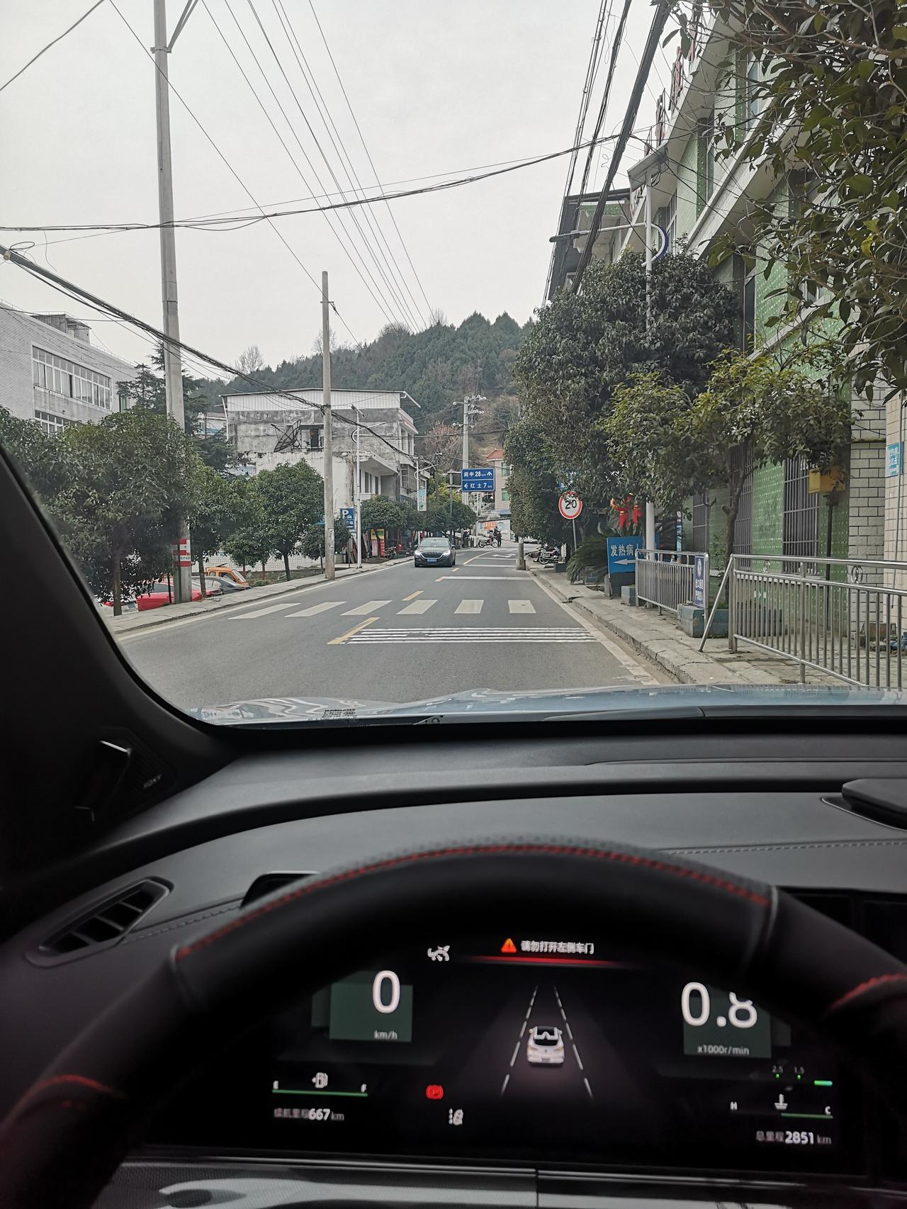 长安UNI-T 万能的车友圈，我的车4000公里，5000公里做首保，但是现在时间紧要跑一个1900公里的长途！跑了就超