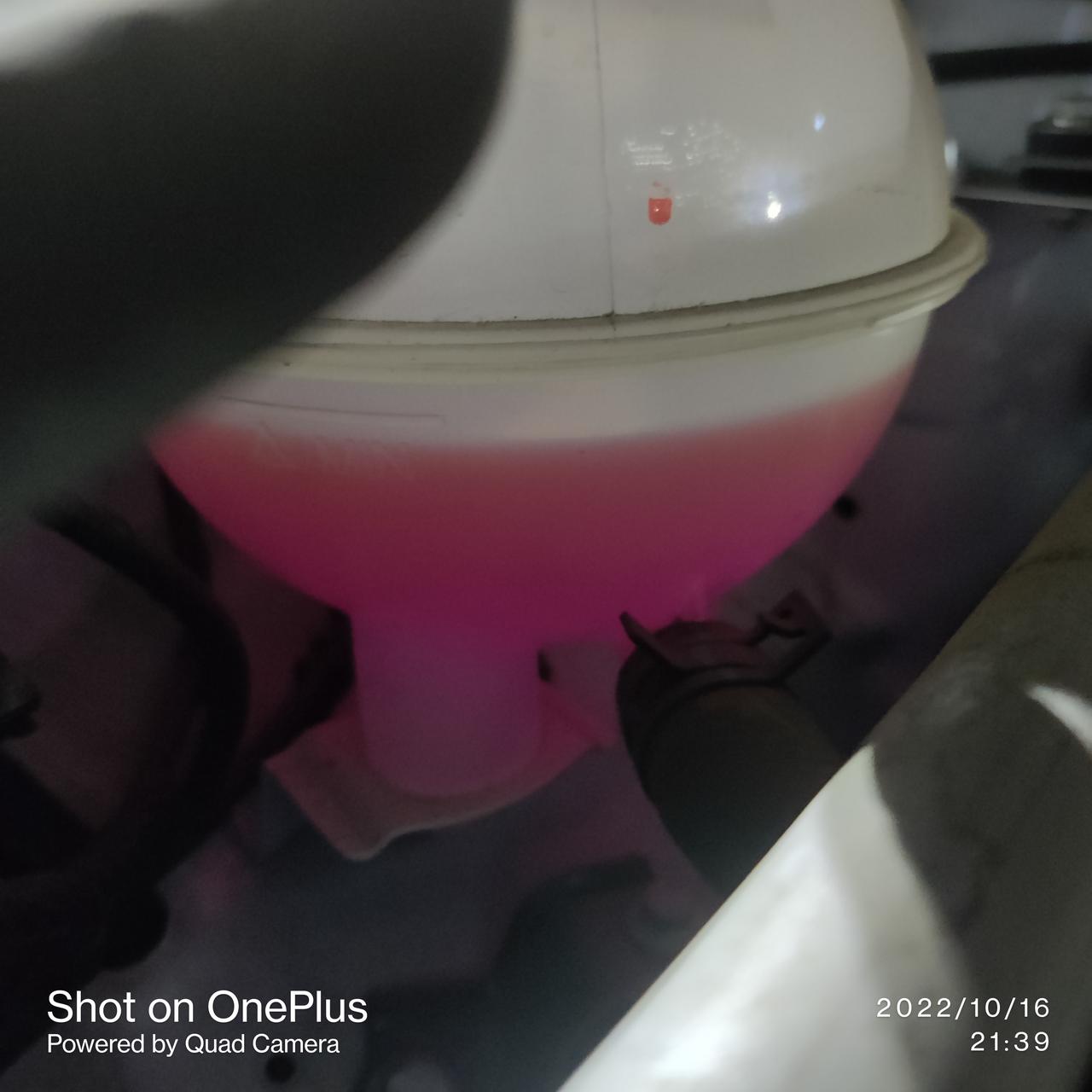 奇瑞瑞虎5x 各位大神，这个防冻液是不是有点少，第一问题应该加同样颜色的防冻液吗？第二个问题还是加一点点蒸馏水？我的车子