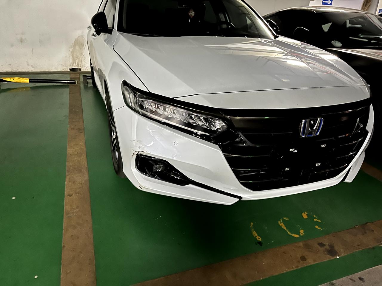 本田雅阁 新车停地库被旁边车剐蹭 成这样子 修复的话多少钱 能修复好吗？心疼啊 还不到10天！