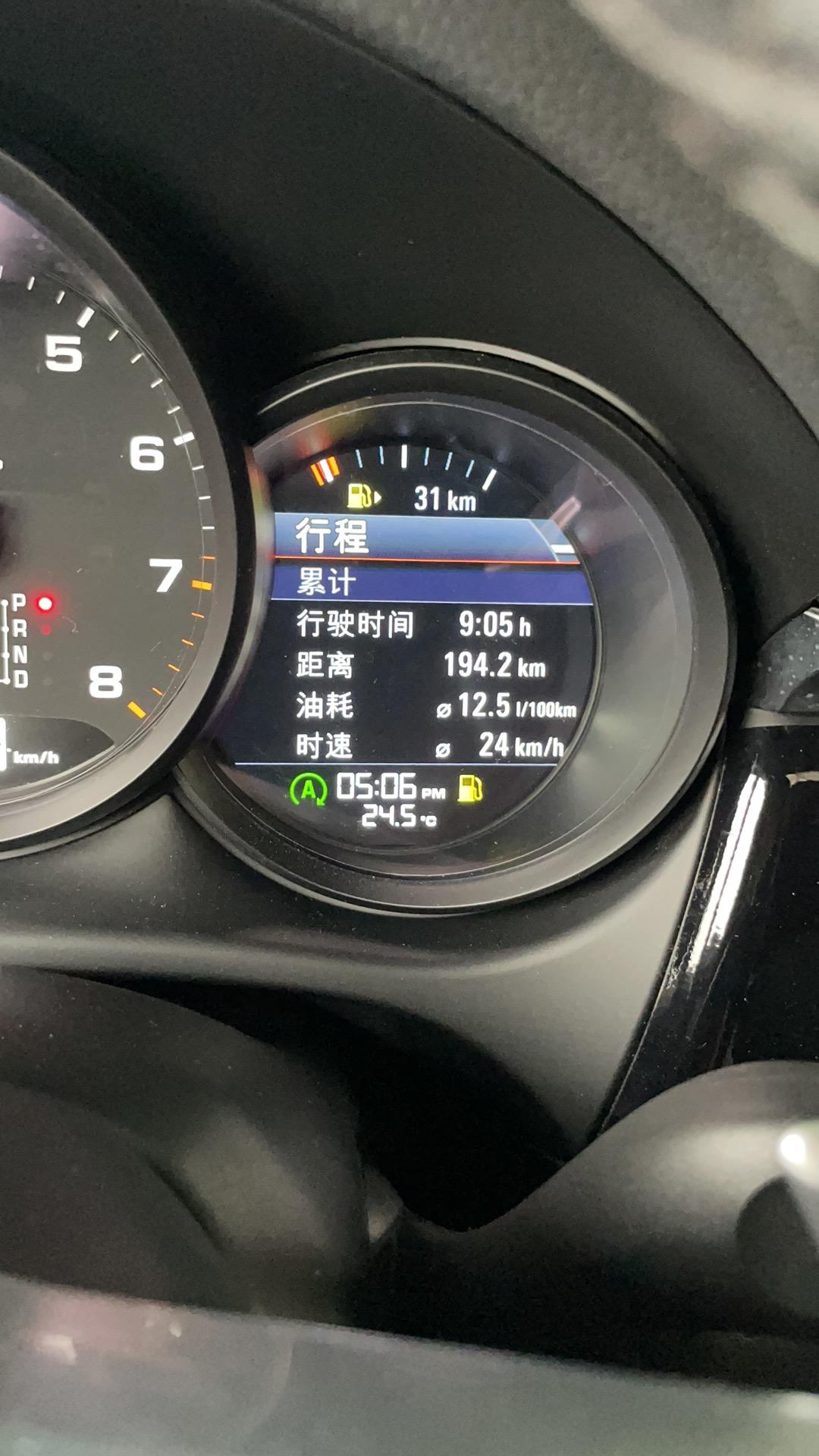 保时捷Macan 问下macan车友都用脚垫吗，感觉原厂的很舒服。还有你们市区的油耗怎么样？