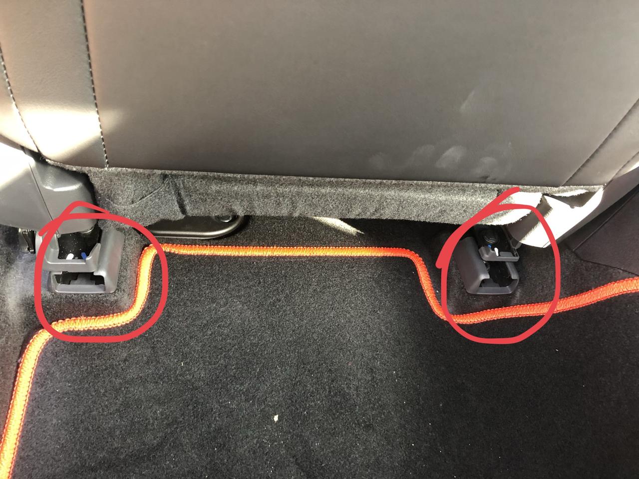 马自达3 昂克赛拉 驾驶位置的座椅后面不一致啊，副驾驶没问题，是这样的嘛