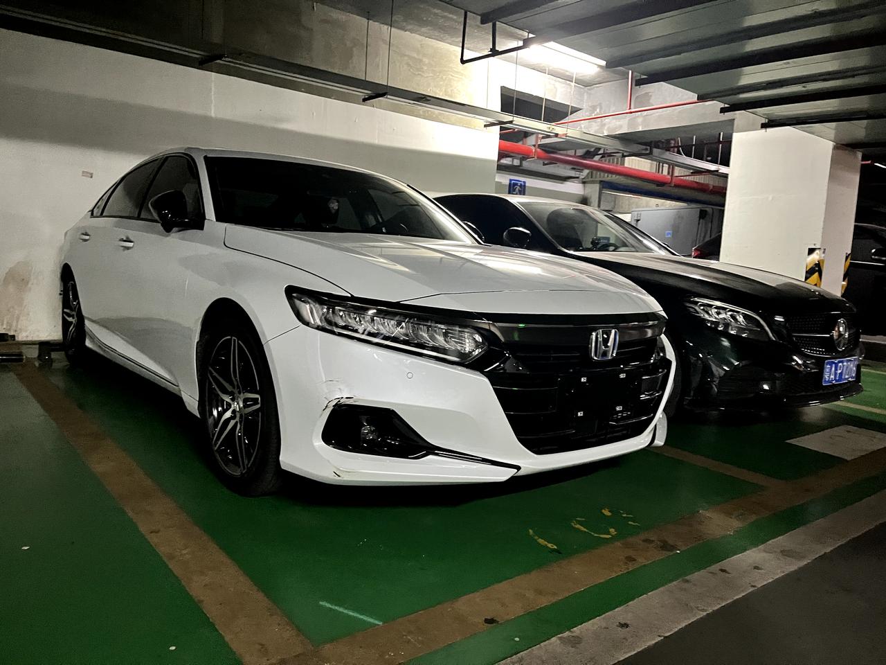 本田雅阁 新车停地库被旁边车剐蹭 成这样子 修复的话多少钱 能修复好吗？心疼啊 还不到10天！