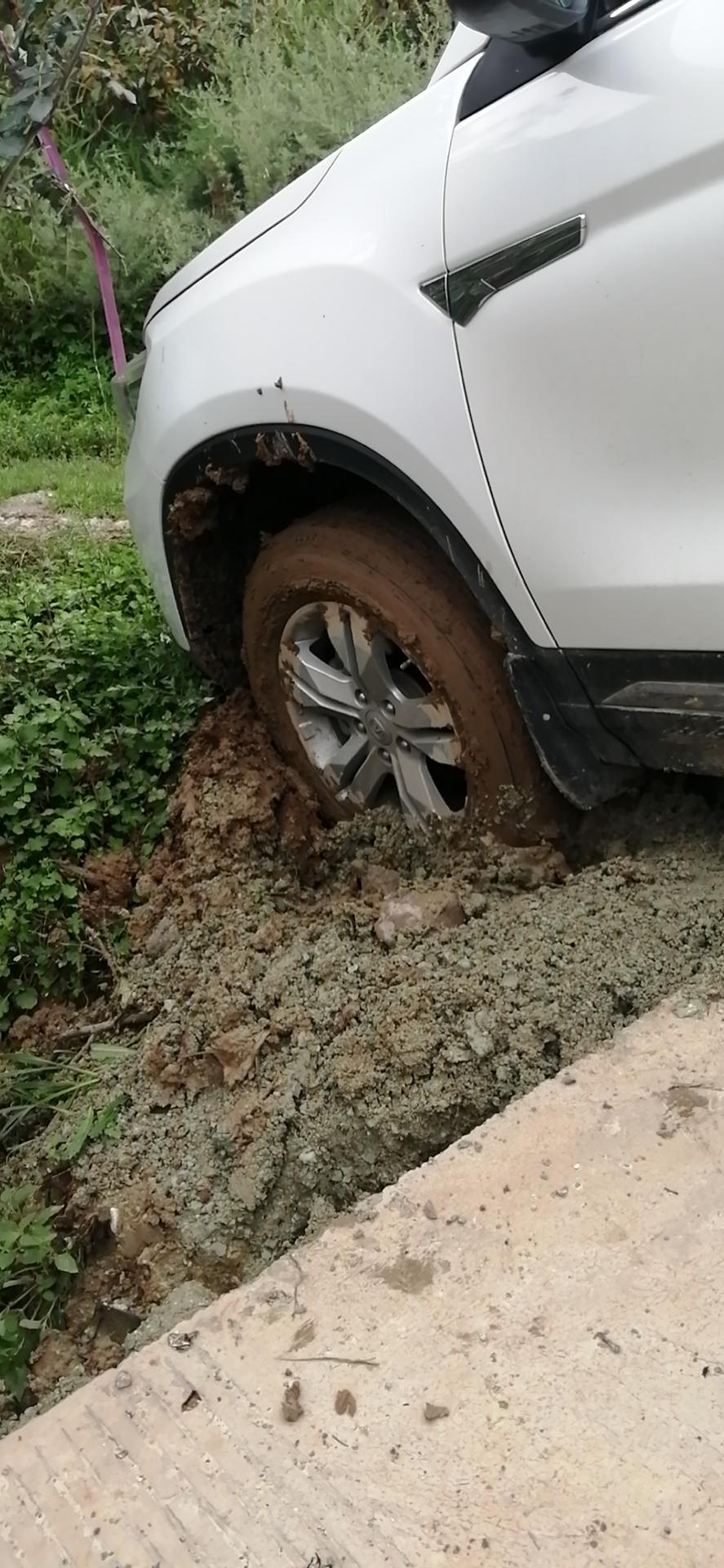 长安CS75 像我这样出不来了咋办  感觉前驱真的泥泞路面不能跑