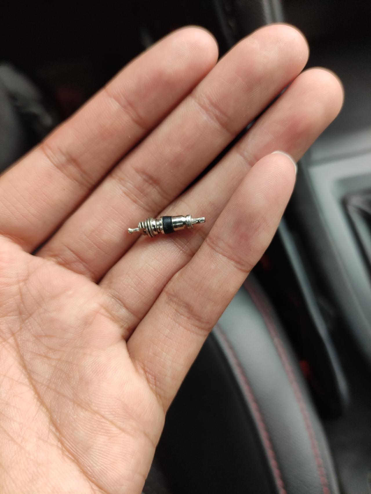 奇瑞艾瑞泽5 这是什么物件，今天在途虎换完轮胎制动液防冻液后在胶垫上发现的