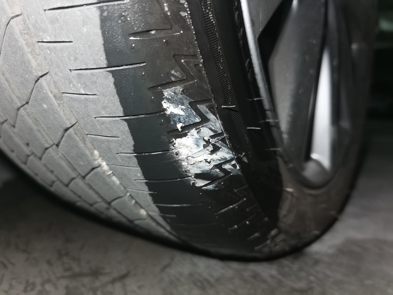 马自达3 昂克赛拉 想问问大家，过了个坑轮胎掉皮了还可以继续开吗，没有鼓包。如果换的话需要换几条？新车4000公里