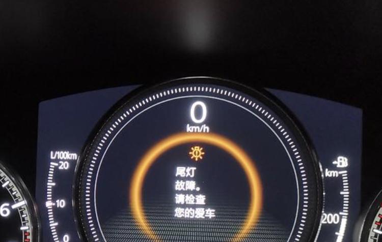 马自达3 昂克赛拉 12月底提的车，总共开了100公里，今天突然遇到尾灯故障的问题，重新点火之后又正常了，当时太紧张了没