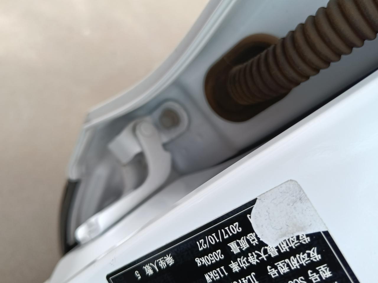 长安CS75 铭牌不知道怎么回事    扔了一块   影响买卖吗
