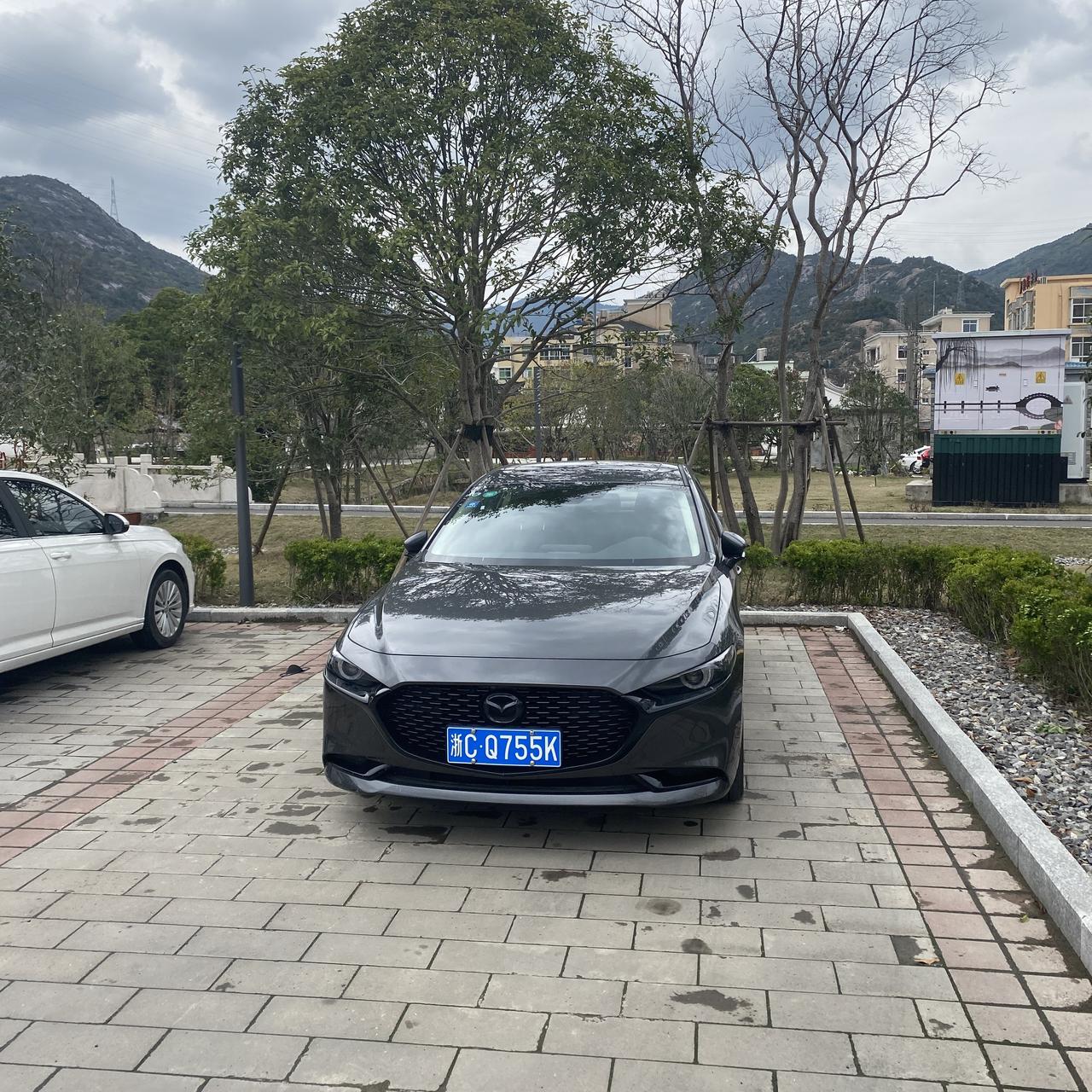 马自达3 昂克赛拉 一直很好奇一个问题 就是停车熄火的时候 如果没有拉手刹 它会自动拉拉手刹吗？