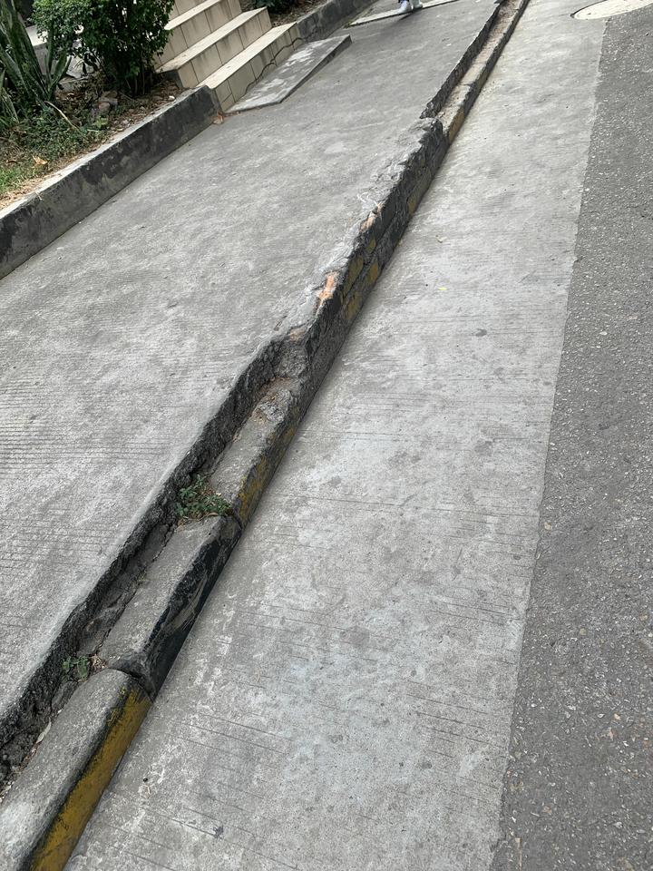 领克03 小区停车只能骑马路牙子上去，这样停车对车子伤害大不大？我是个穷人，别骂我