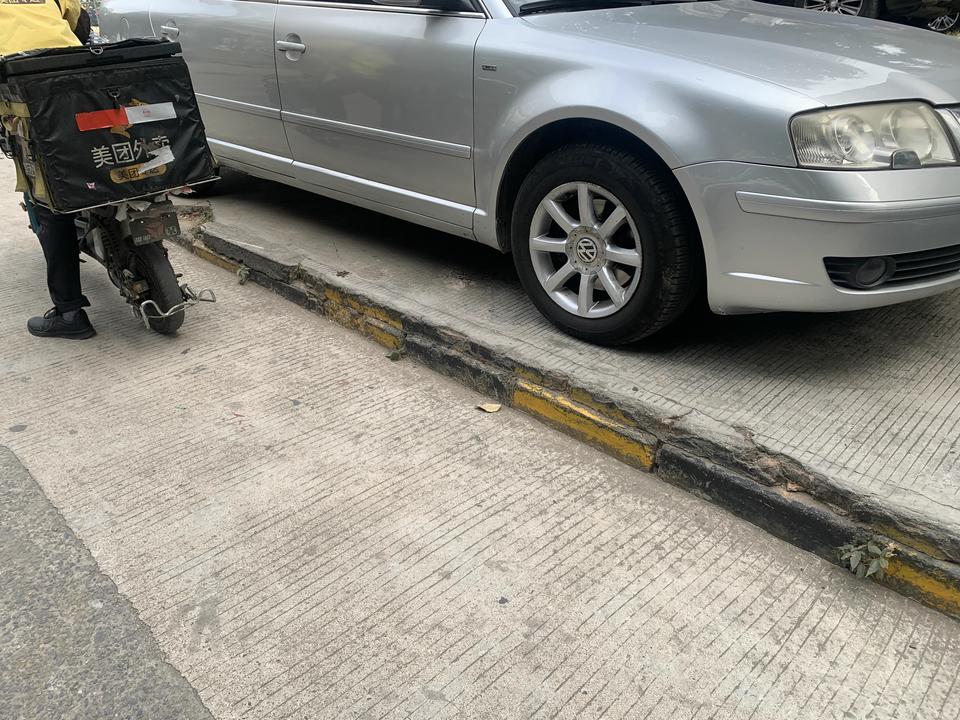 领克03 小区停车只能骑马路牙子上去，这样停车对车子伤害大不大？我是个穷人，别骂我