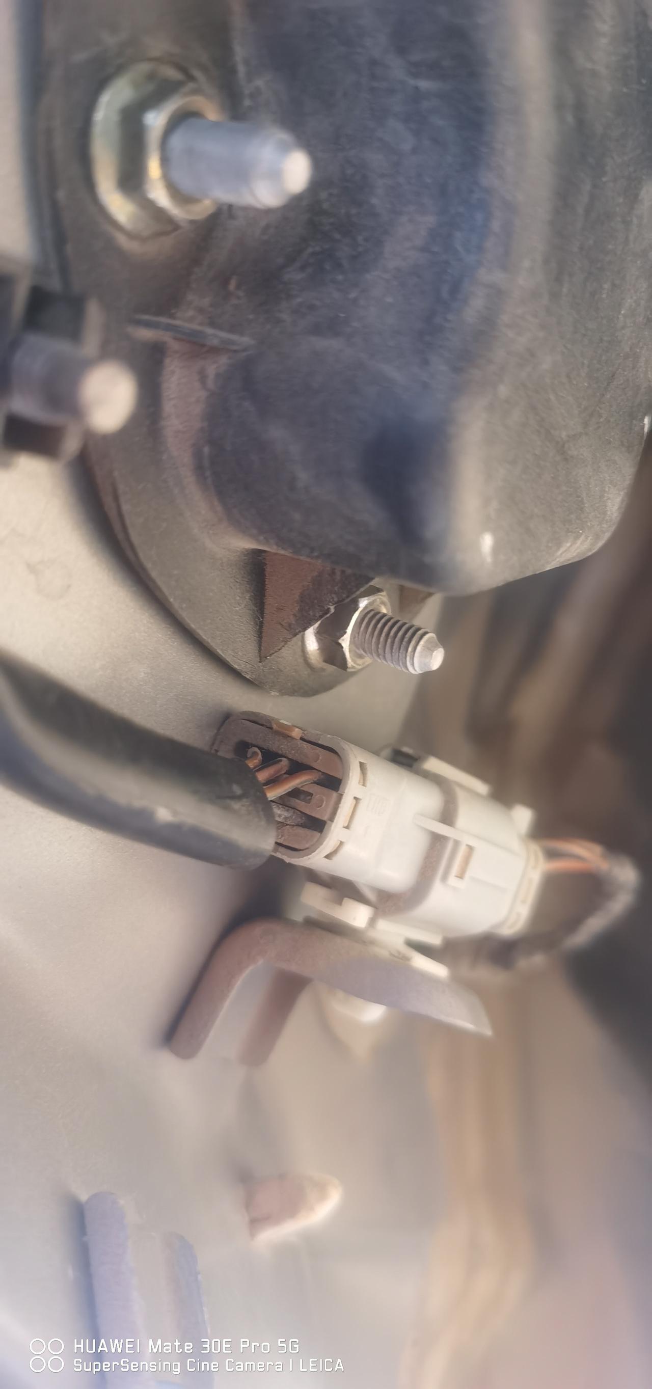 一代逸动后备箱左侧大灯旁边有个倒车灯跟倒车雷达的插头，哪根是倒车灯正极啊，求助