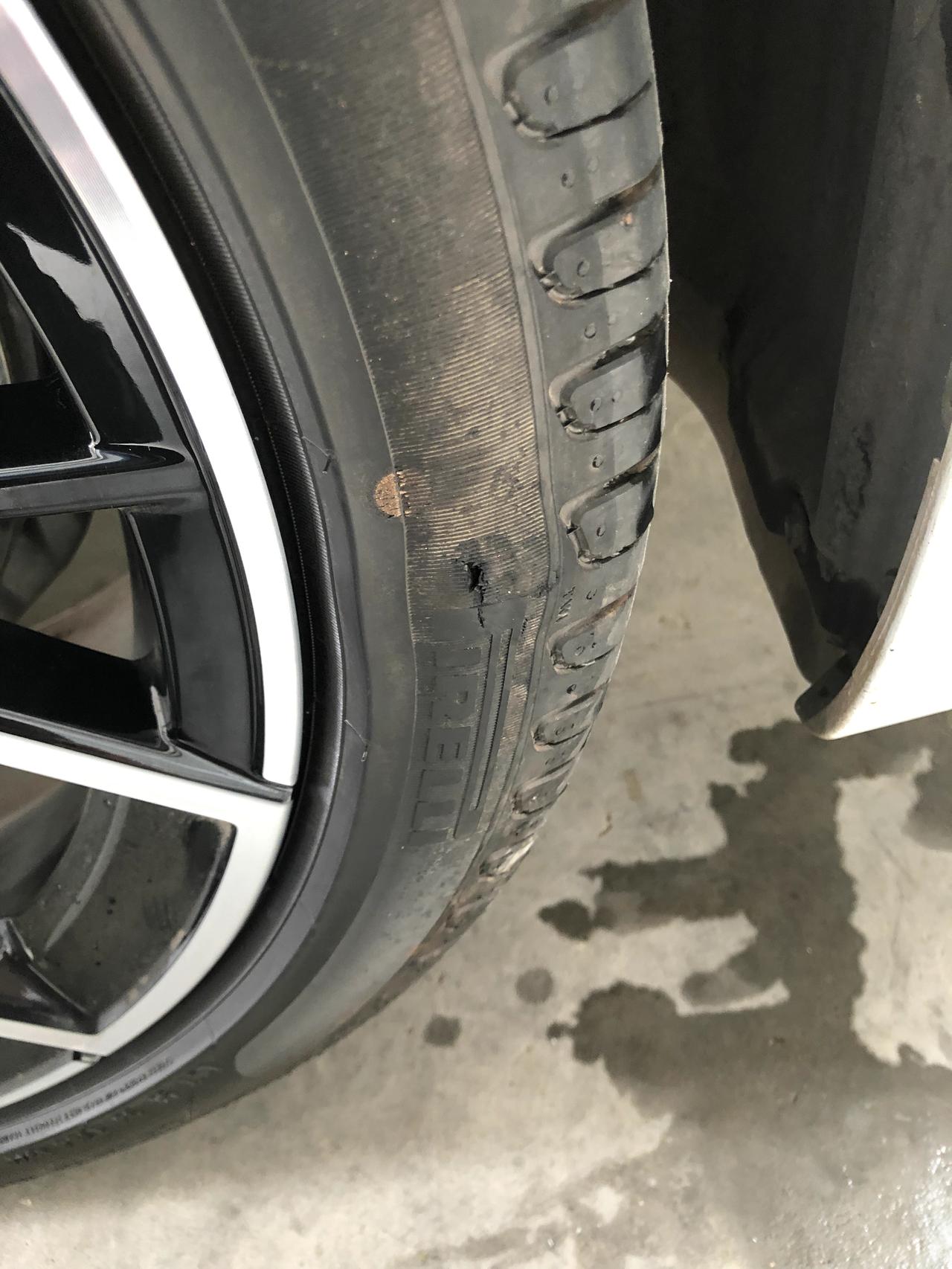 宝马5系 今天早上上班路上不小心压到个拳头大小的石头?，右前胎就这样了这样影响安全驾驶，有没有必要换胎？