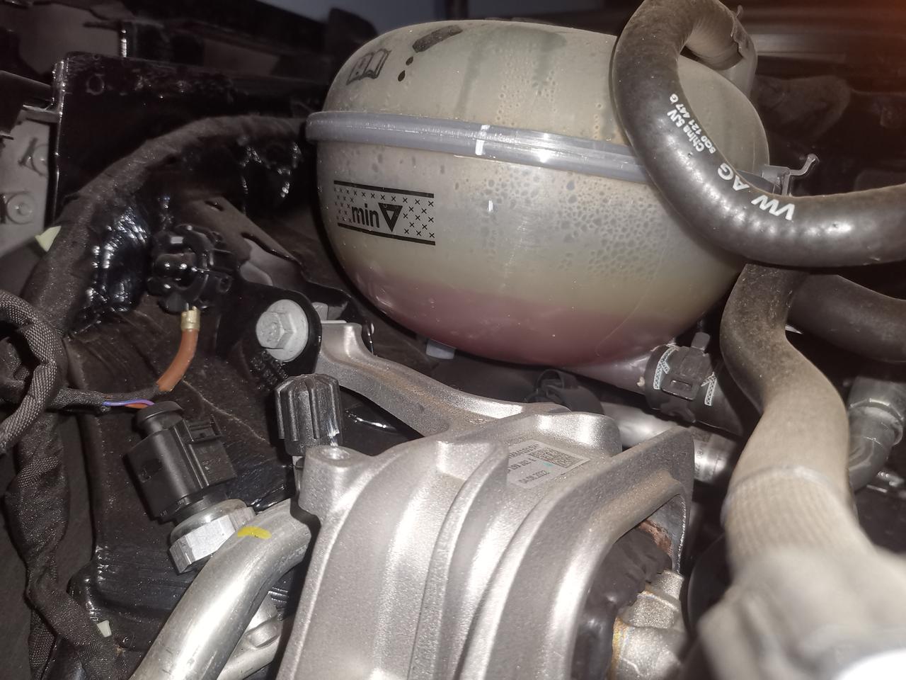 22款帕萨特，提车5个月，行驶3600km，防冻液怎么少了这么多呀，这个是否正常？湖南地区