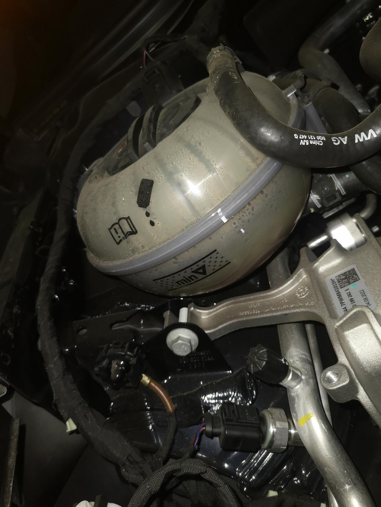 22款帕萨特，提车5个月，行驶3600km，防冻液怎么少了这么多呀，这个是否正常？湖南地区