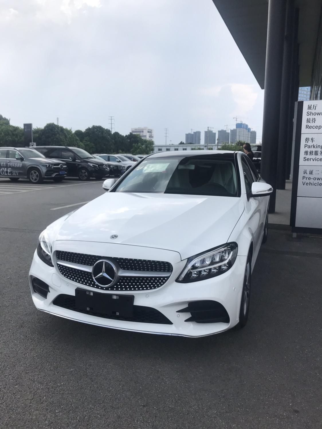 奔驰C级 C260L后视镜，下雨天能除雾去水吗