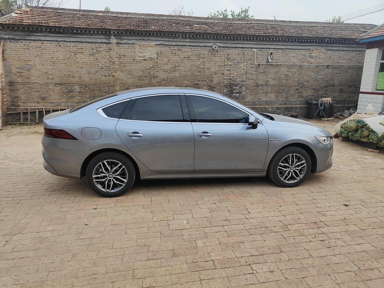比亚迪秦PLUS DM-i 秦冠军120领先车主，原装轮胎215/55r17，感觉高度不太放心，底盘也硬的离谱，想问问，