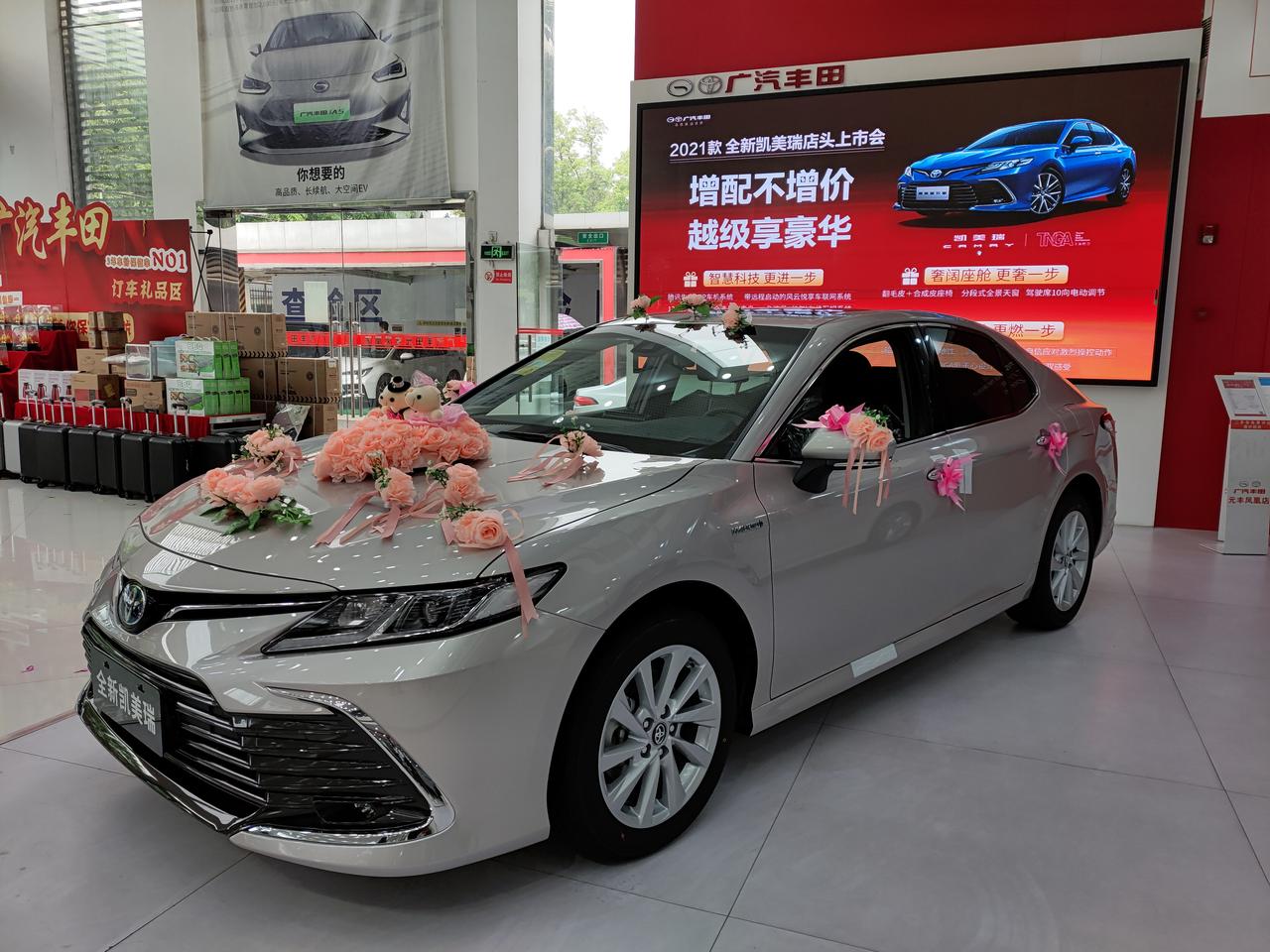 售价21.98凯美瑞混动领先版，性价比高吗？动力和驾驶感受来说会不会比选择2.5汽油版的更好？