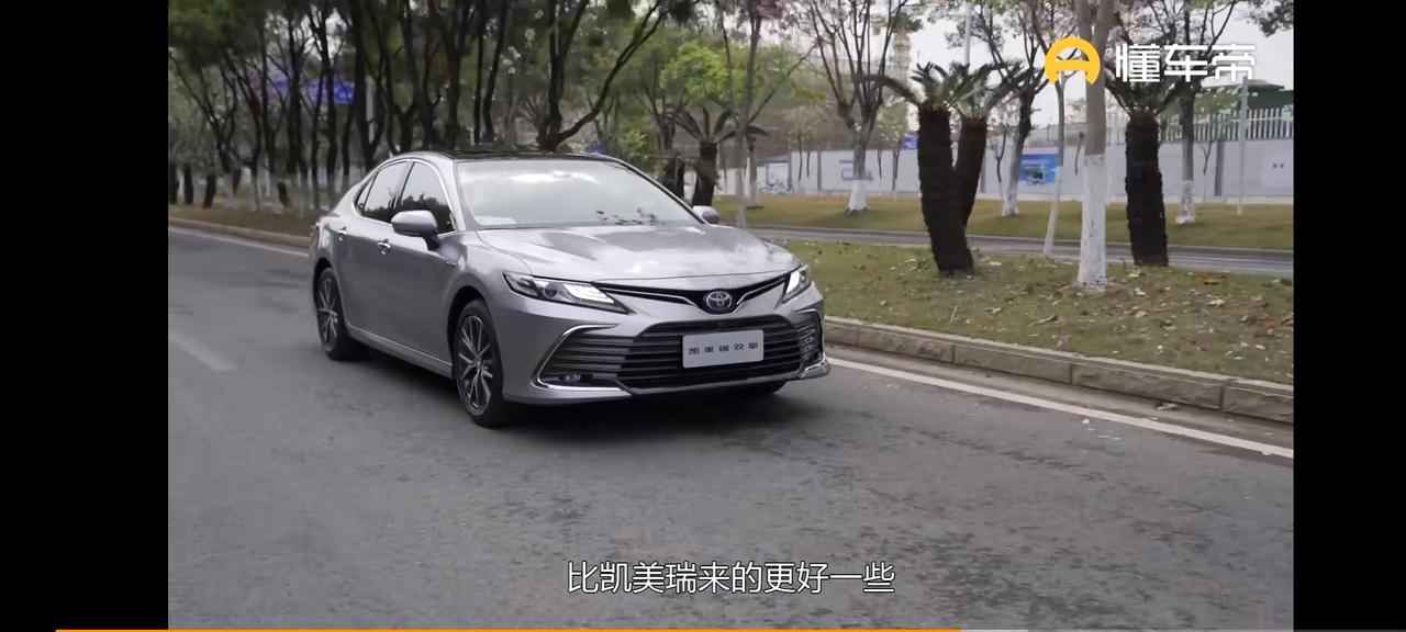 丰田凯美瑞 钛辉银和欧泊银哪个好看呀？图为钛辉银