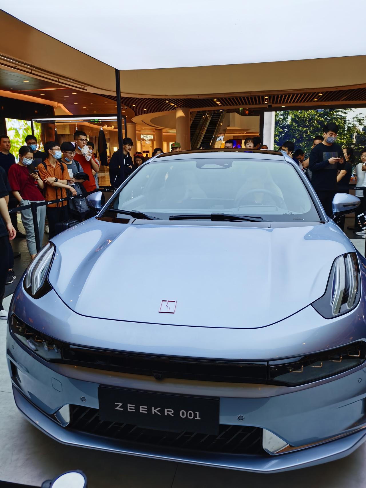 极氪ZEEKR 001 在杭州嘉里中心排队领略了实车，外形内饰这些直观感受都不错，唯独觉得电动门有点鸡肋，有个小朋友在大
