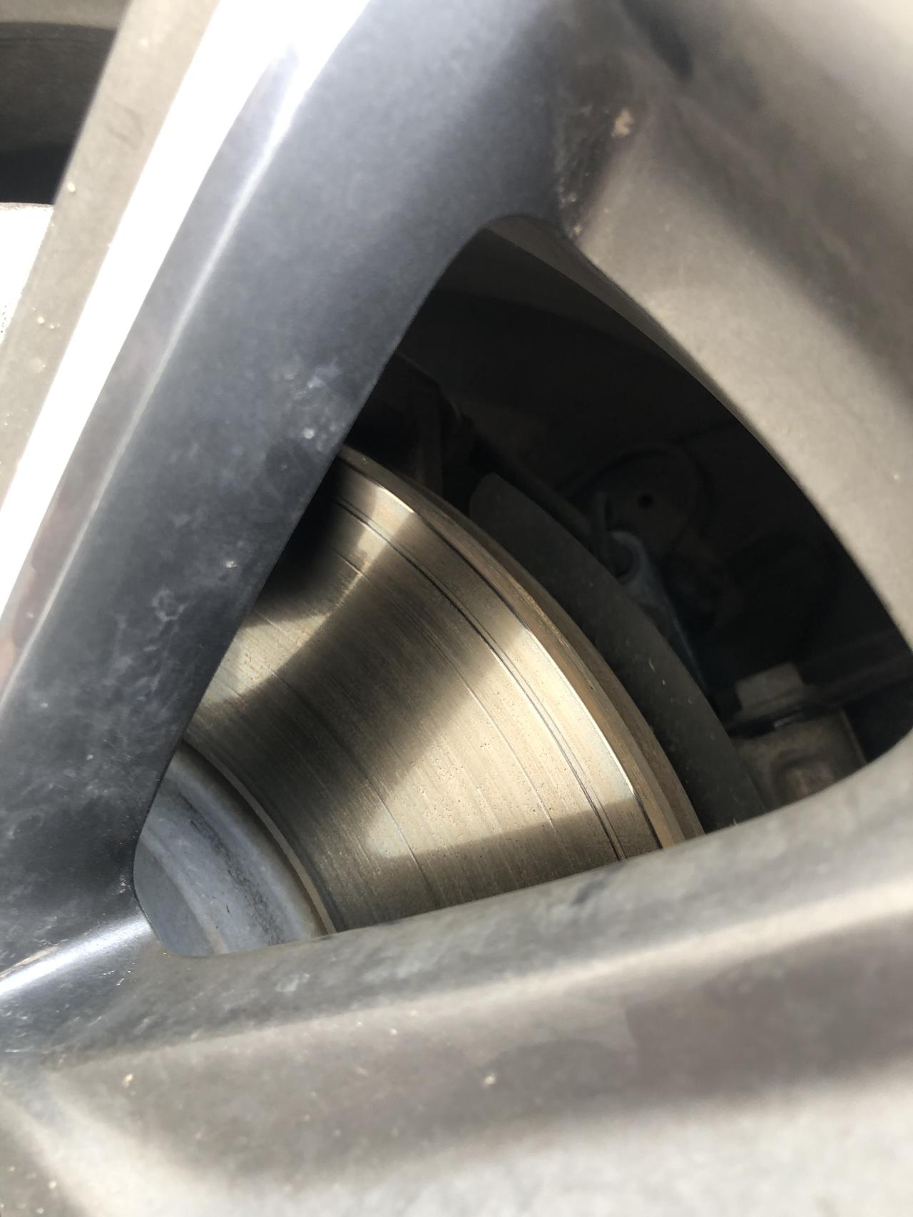 别克君越 求教各位大佬，目前4万公里不到，主驾刹车盘被拉伤，摸上去有凹感，需要去店里更换吗？会不会是刹车片磨损后有杂质产