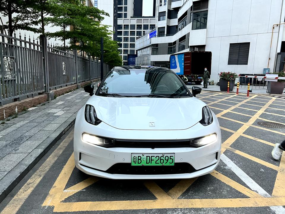 极氪ZEEKR 001 都说001像保时捷，到底像的哪一款啊。。。那个灯设计我一直以为是领克家族设计。。。