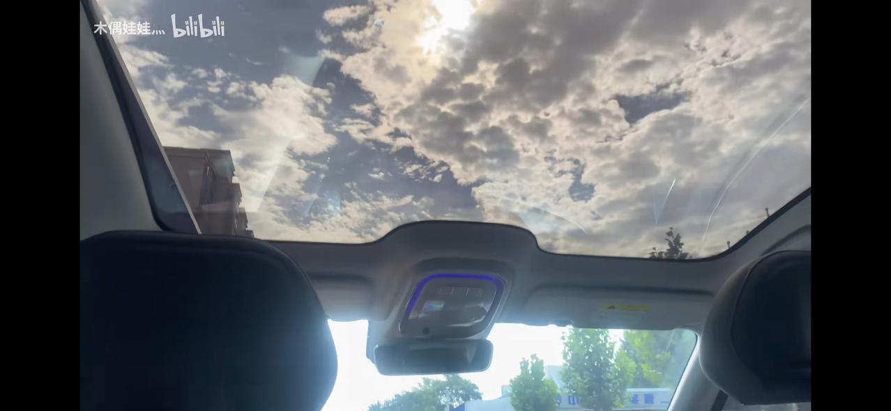 长安深蓝SL03 深蓝的兄弟姐妹们，你们看过的实车，全景天幕反光现象厉害吗？浅色内饰是不是更严重一点？听说贴哑光膜可以解
