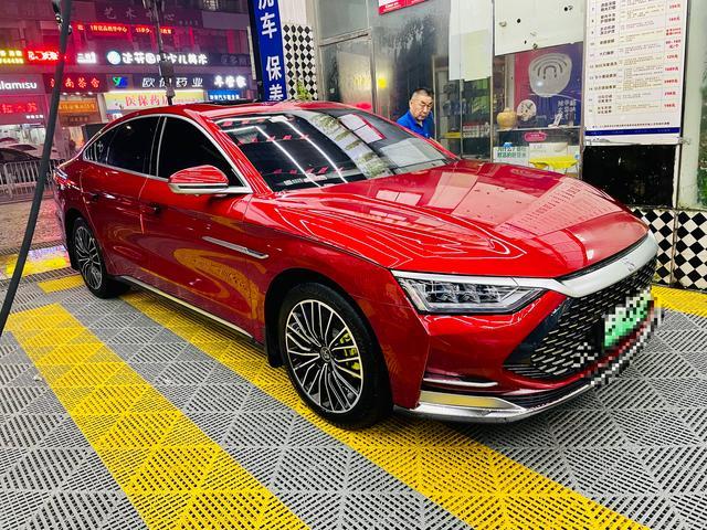 比亚迪汉EV 朋友们，在成都工作离老家40KM，一月回去两次看老人，单身无长途需求，喜欢EV前脸和尾灯中国结，.新款EV