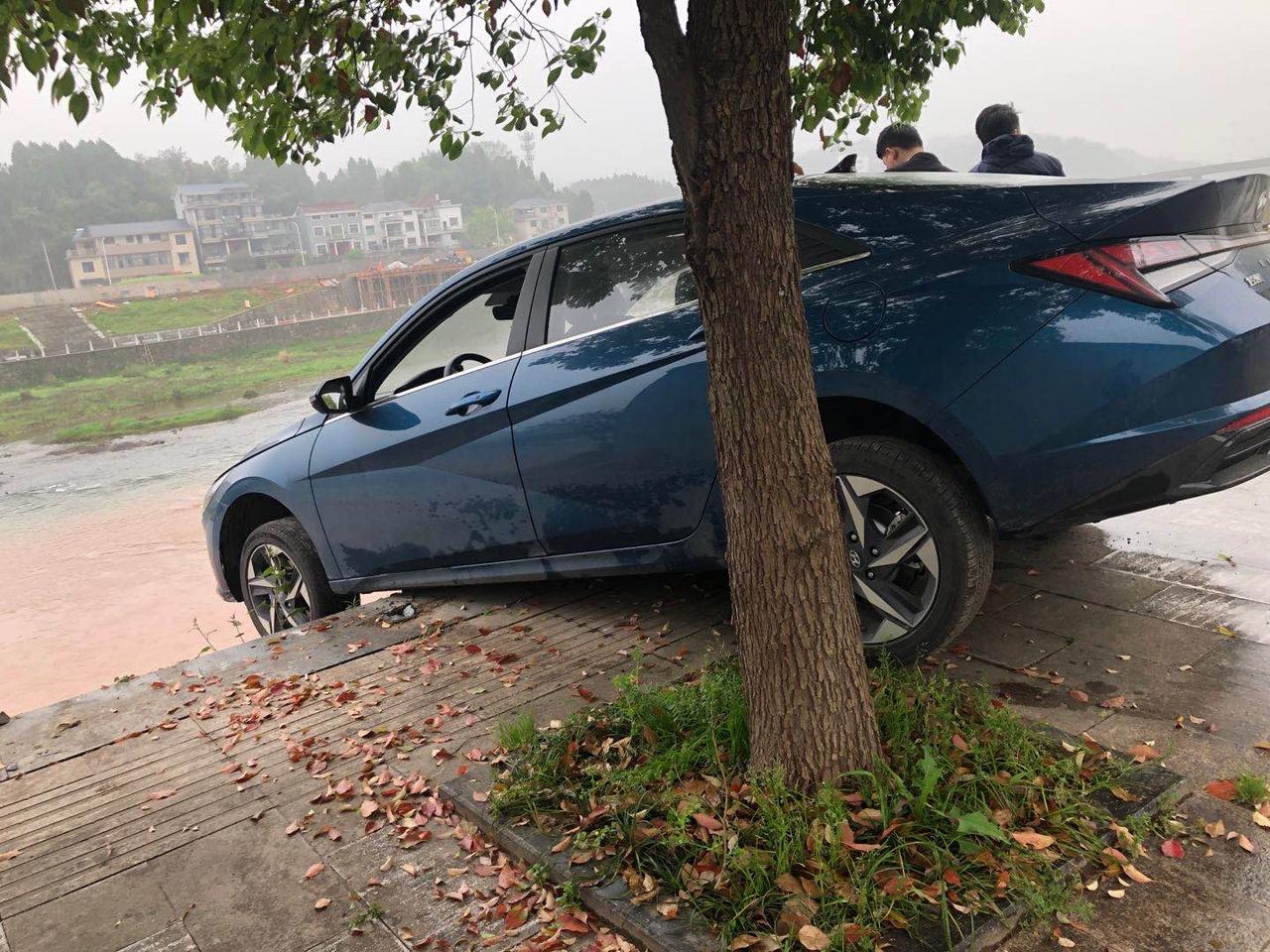 现代伊兰特 刚拿驾照半个月 准备买结过试驾撞了 大家觉得我适合开车吗