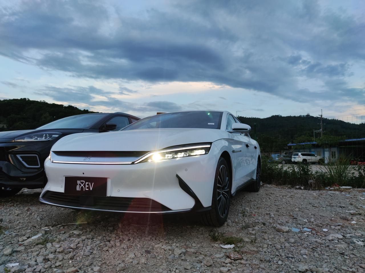 比亚迪汉EV 汉 车友 你们好 大家都谈谈自己月收入多少  或者什么家庭条件  入手的哪一款汉吧！