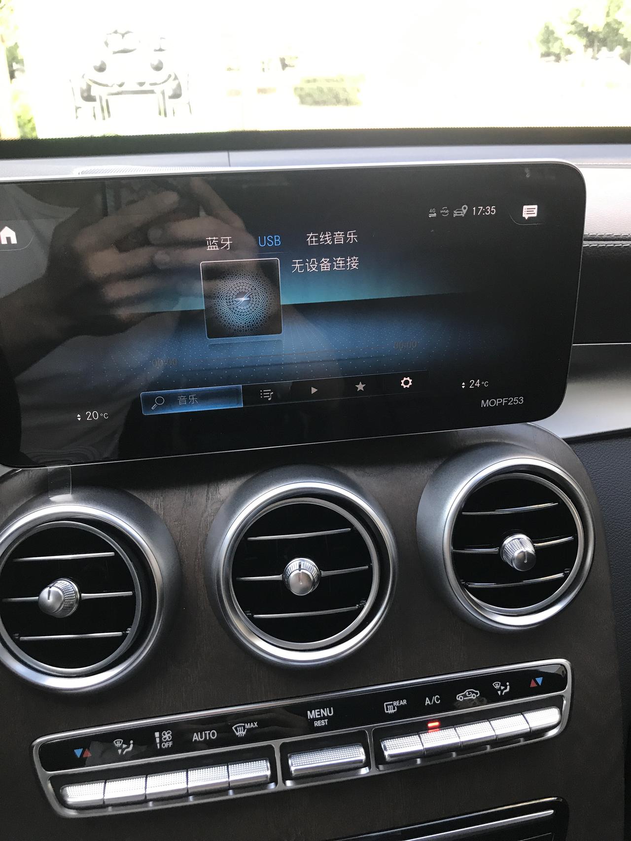 奔驰GLC300L 2020动感版。因为家里大人不懂得用蓝牙连接车放歌，我只好去网上买这个转接器下载U盘，打算插车上，让