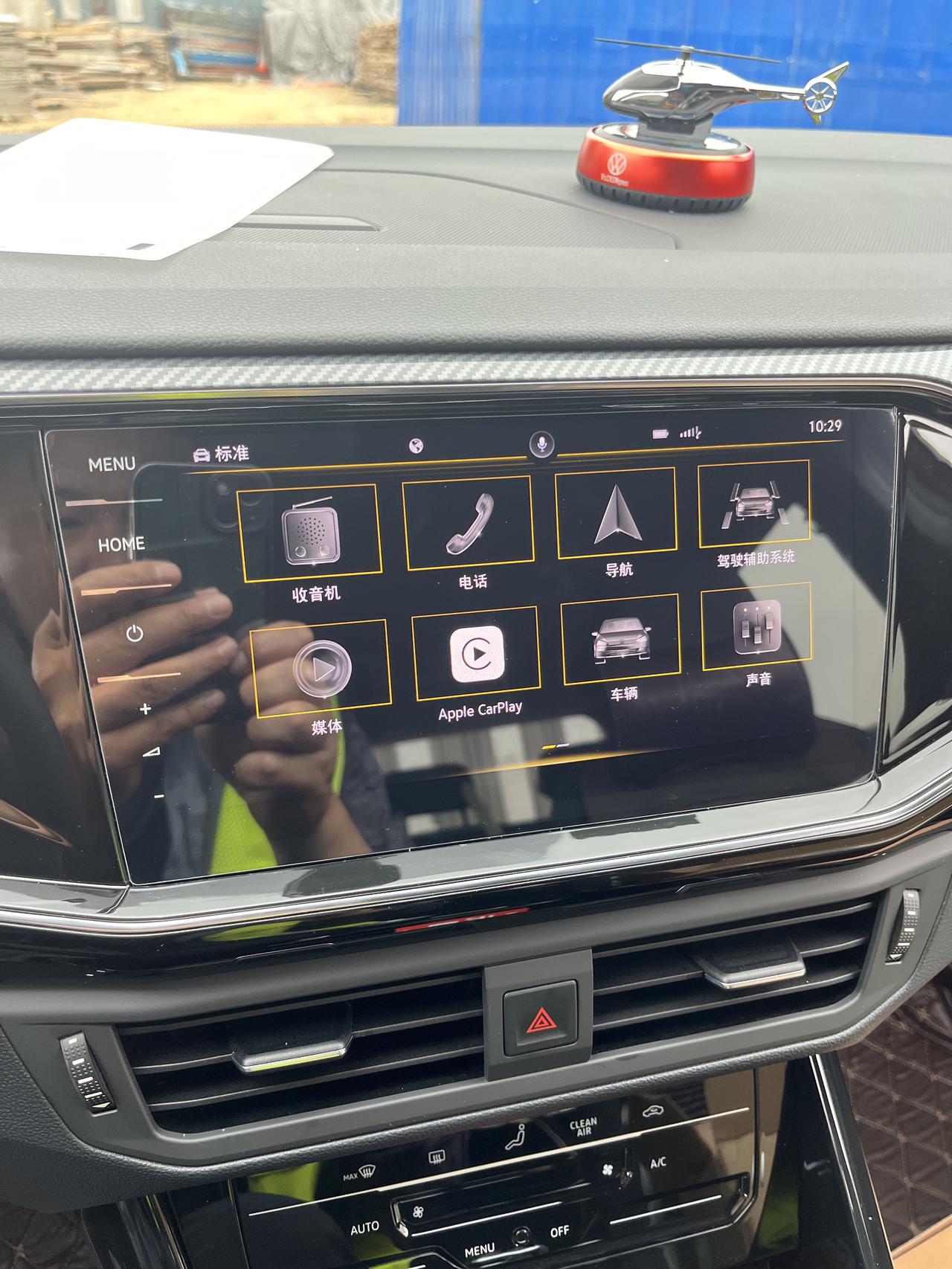 大众探岳 我的无线CarPlay连接了以后手机里的应用就只有电话、短信，音乐，导航、还有设置电子书等软件能投到车机上，抖