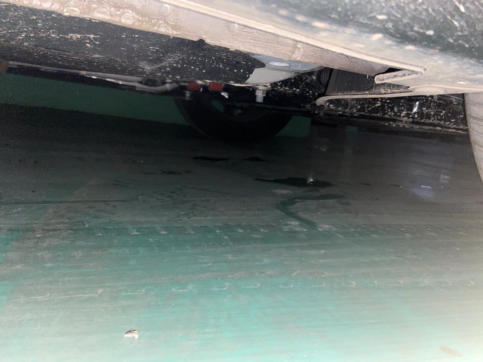 21款逸动 刚买的新车 停完车 发现引擎下面 地盘那开始往下滴水 不是油之类的 这是什么情况 行车中开过空调 会是空调水