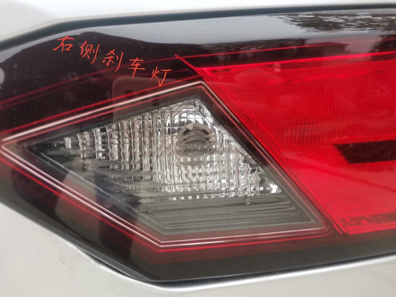各位车友，你们的22款天籁舒适版倒车灯是左右两个都亮呢，还是亮一个？今天去首保，突然发现左边刹车灯不亮，售后说日产的新车