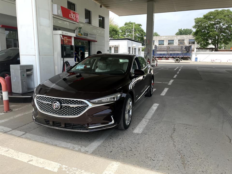 2022款艾维亚君越400公里，一踩刹车后排右后坐椅下就有异响，是什么问题，，求解