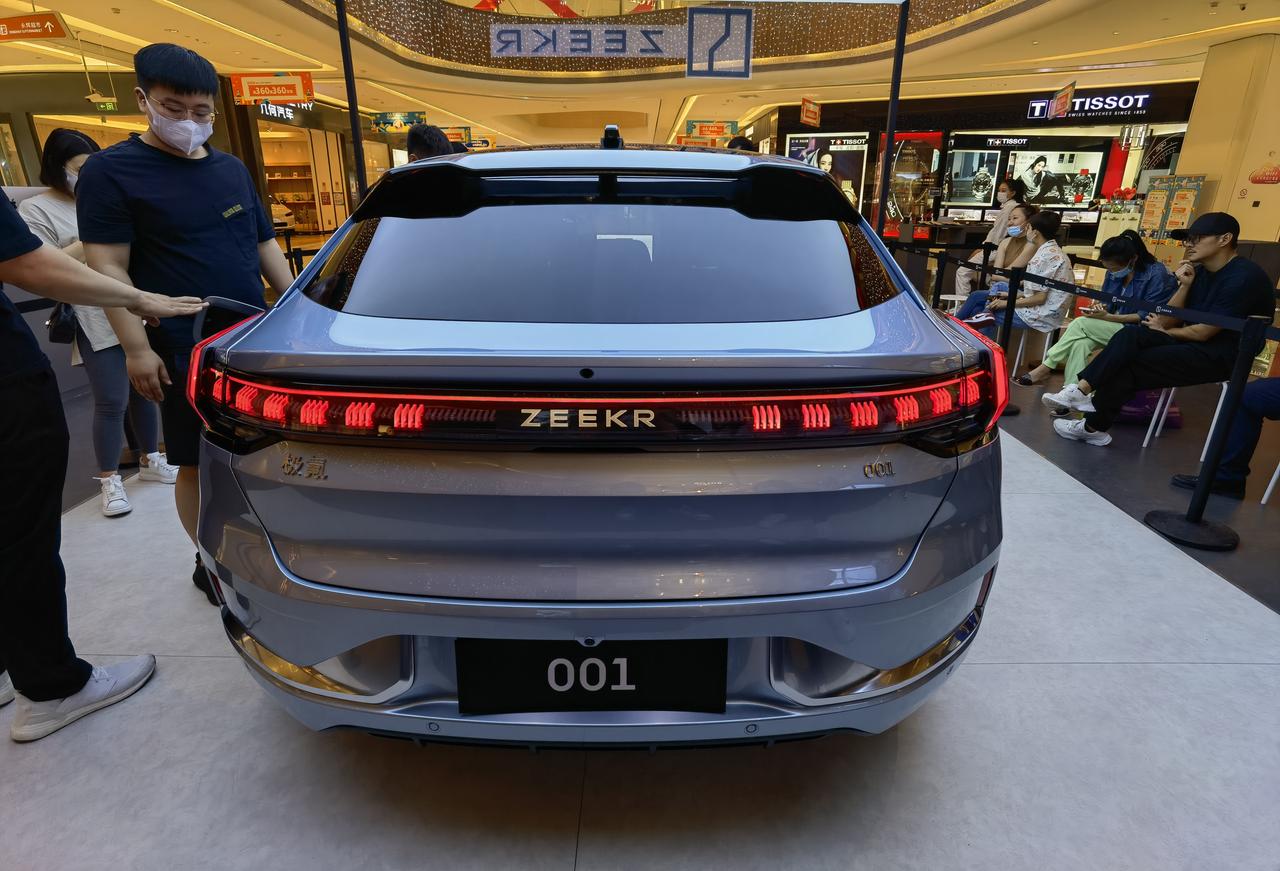 极氪ZEEKR 001 求解真的好喜欢这车咋办北京刚毕业21届，现在开老爹退休的的科帕奇上下班，平均十三四个油，一个月两