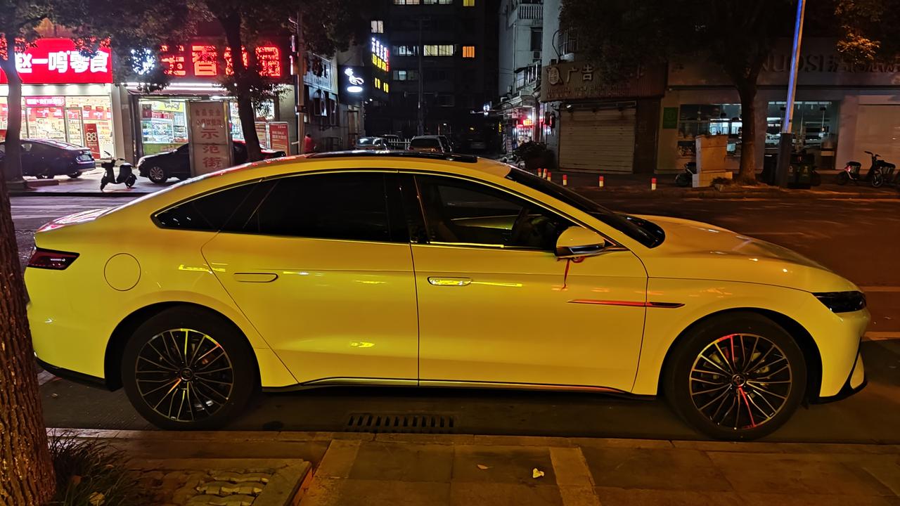 比亚迪汉EV 2020款605续航的，刚提车，引擎机舱没有盖板嘛？为啥我记得605是有护板的，你们有吗？另外这款有nfc