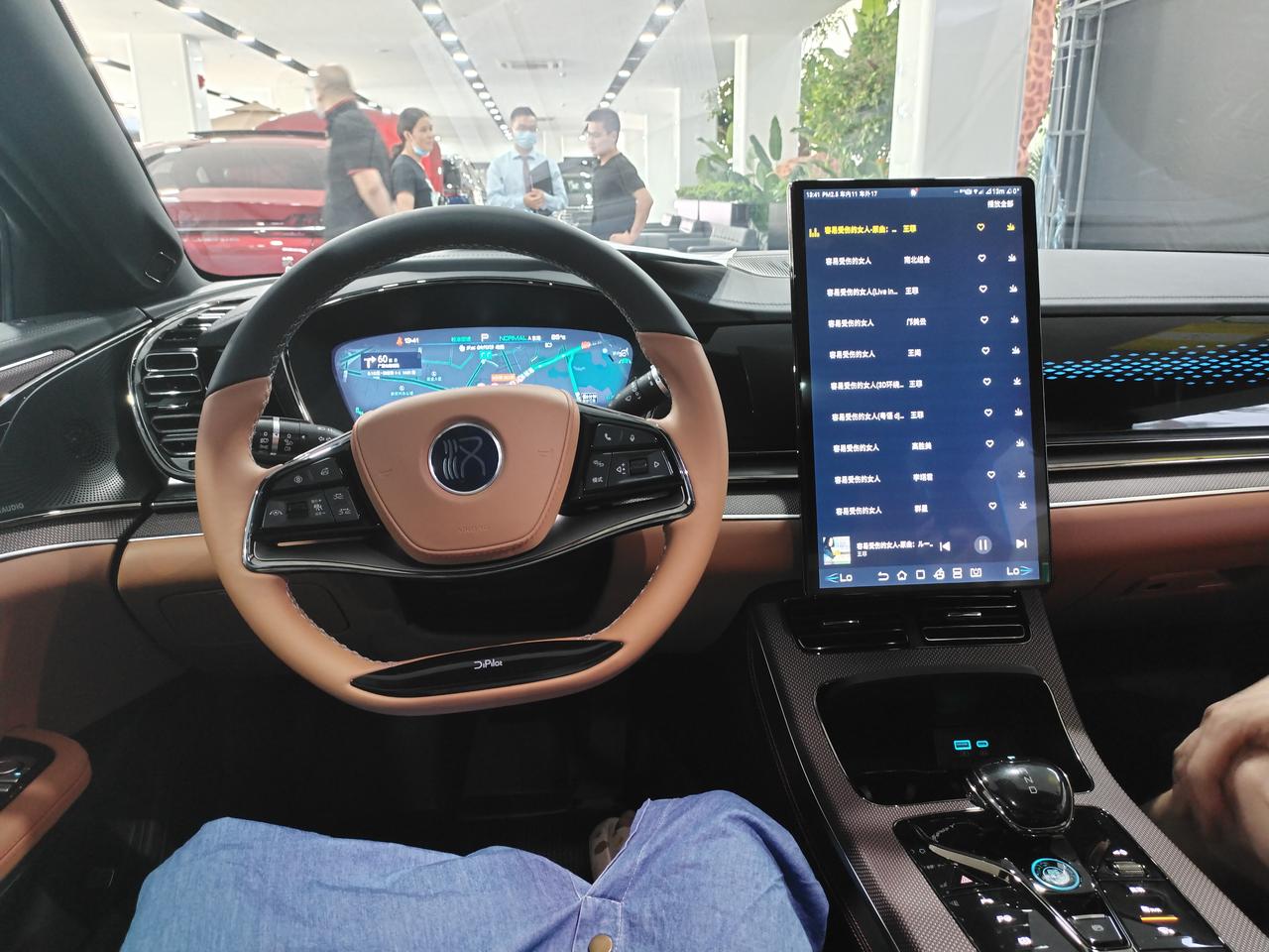 今天去看比亚迪店看车，汉EV22款715KM尊荣款，有没有朋友买过？怎么个行情？能给我们透露透露吗？