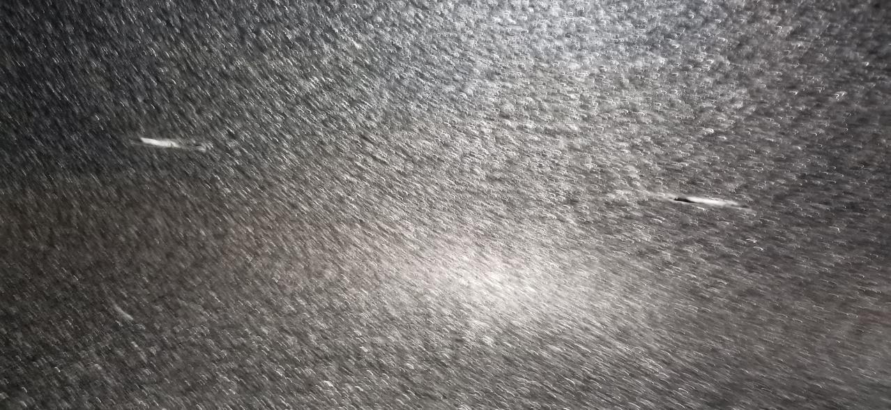你买的凌渡L后备箱里面小灯下面有孔吗？