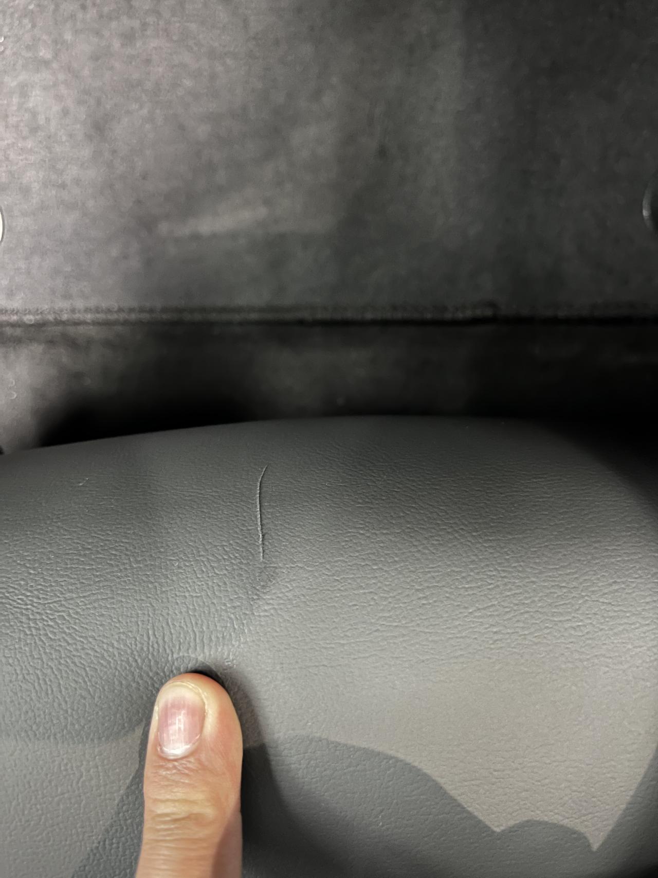 别克君越 昨天刚提的车   今天洗车的时候发现的 有点倒霉  请教各位大佬这个该怎么办  在线等 挺急的
