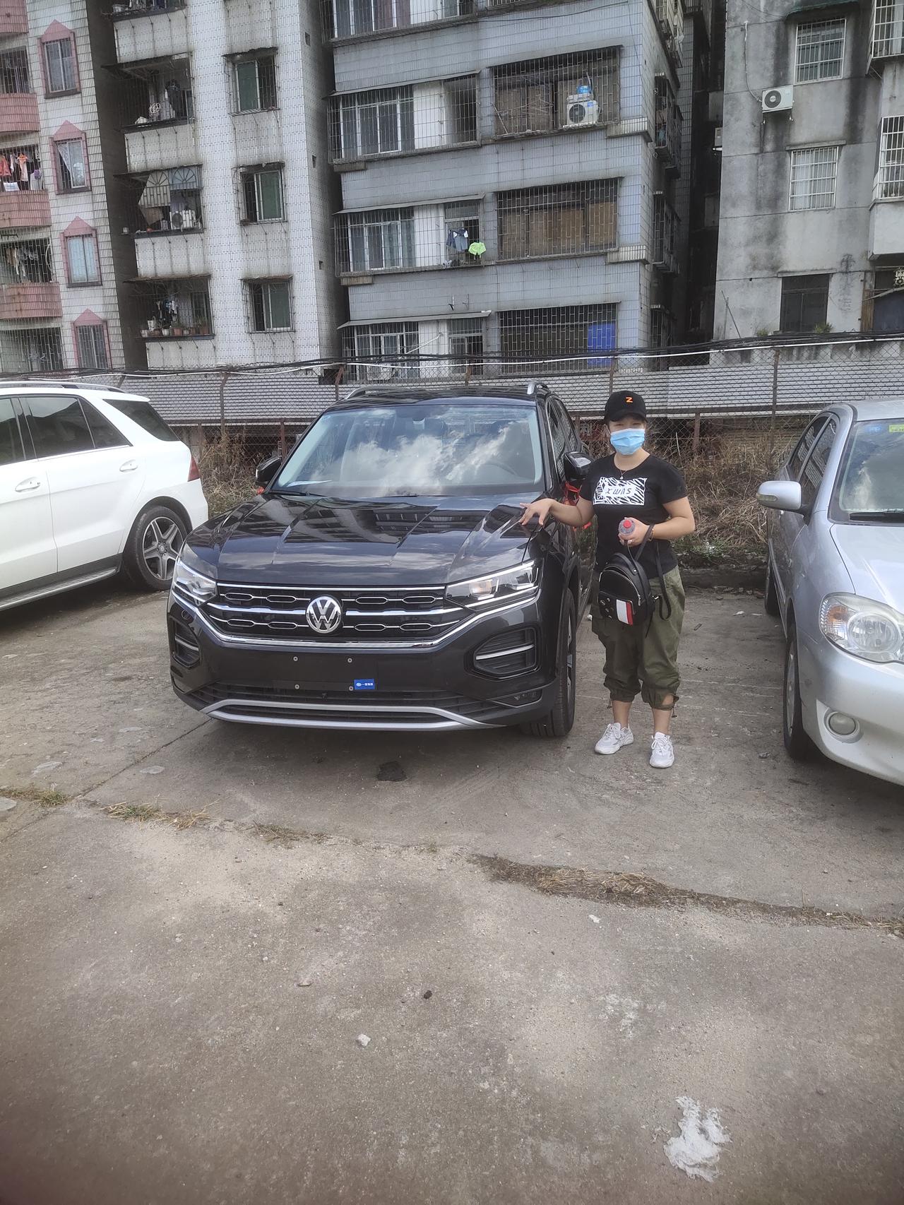 大众探岳 今天刚提车  和老婆在市区跑了几圈感觉还不错  减震有点硬  脚下油门刚开始还有感觉时间长了感觉脚下油门要踩很