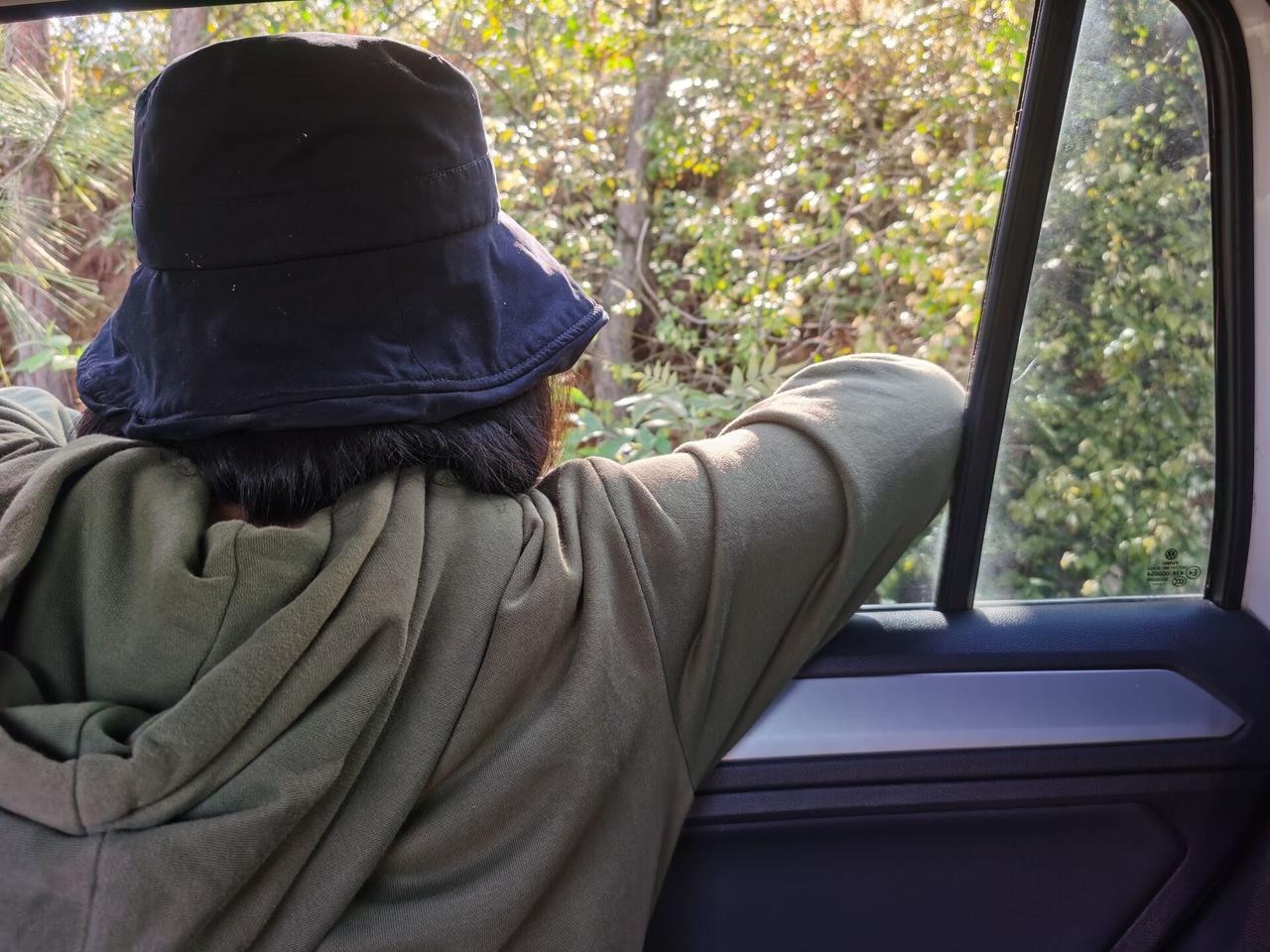 这是我女朋友，在他们家车里拍的，好奇这个车型是什么，麻烦了解的各位大佬们告诉告诉小弟，谢谢啦！（附加：本人觉得应该是太一