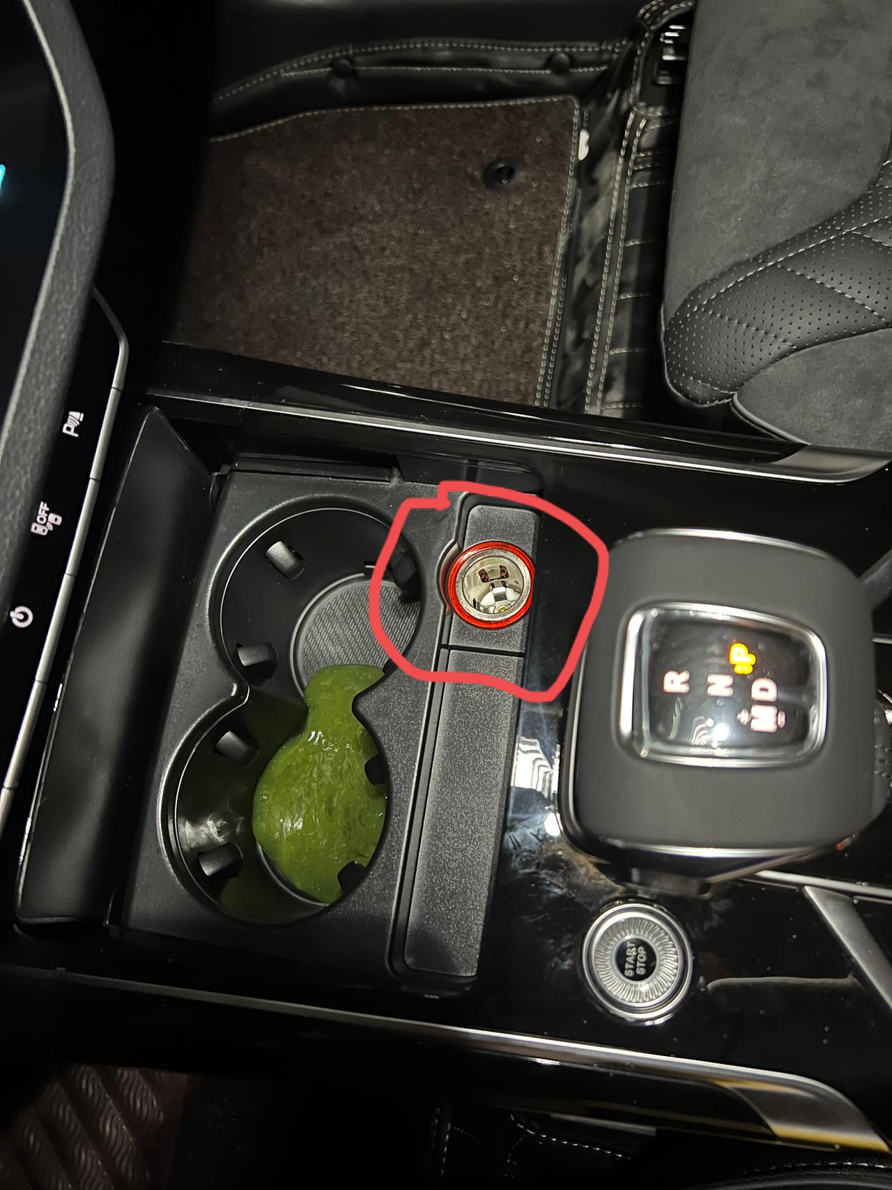 红旗HS5 刚买车的小白一枚，想问下万能的车友们，这玩意儿是干什么用的（红色一圈的那个孔），感觉少了啥一样？
