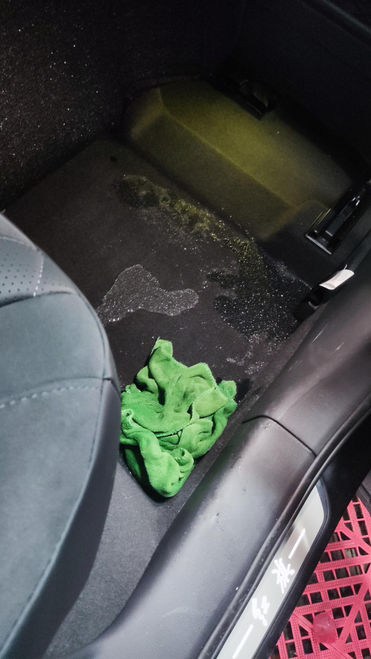 红旗HS5 6月20提的车，9月7号开出去发现后排右门处渗水，地毯上水渍一大片。后开到4儿子店，检查了两天说是一条雨刮水