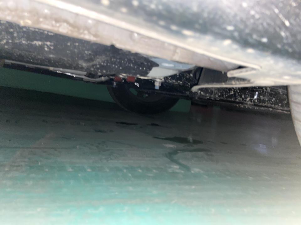 21款逸动 刚买的新车 停完车 发现引擎下面 地盘那开始往下滴水 不是油之类的 这是什么情况 行车中开过空调 会是空调水