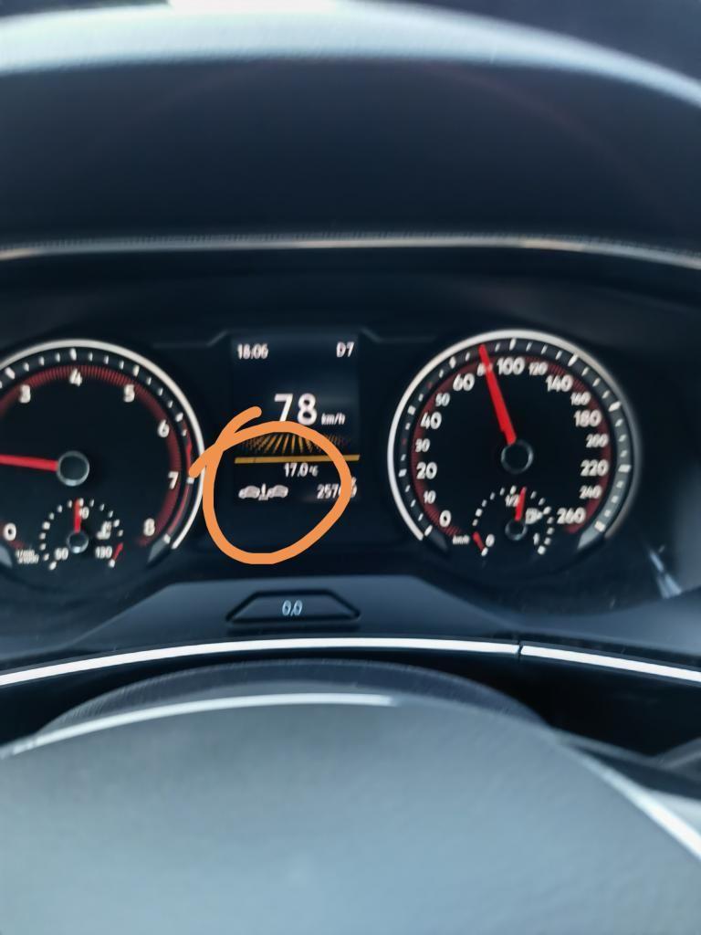 大众探岳 不懂就问，大哥些我跑高速，第一次看到车辆行驶过程中显示这个。前后两个车型中间夹个感叹号。求大哥些帮忙解答一下，