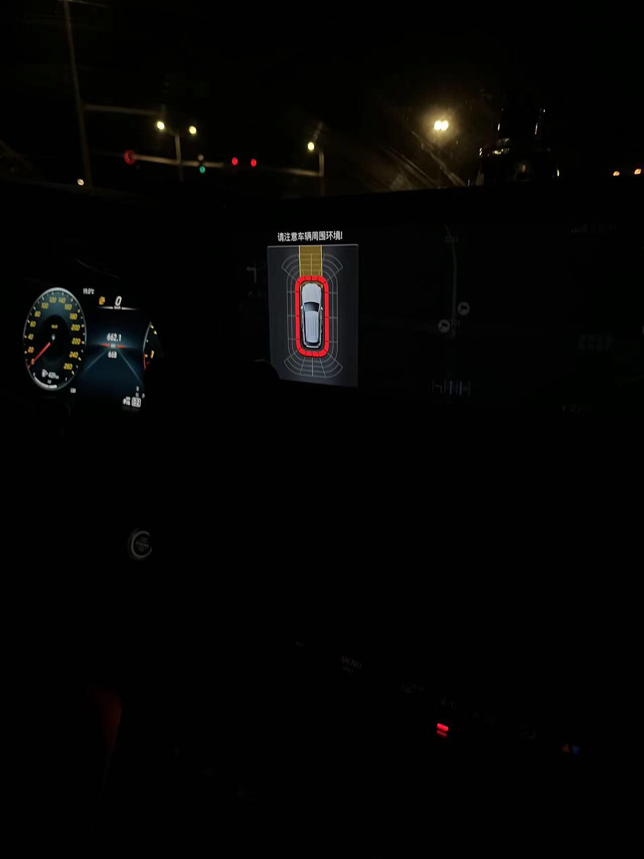 奔驰GLC 8月提的glc300l 开了600km 有时刚起步或者红灯后起步 又有时停着就会出现 （中控屏显示全车周围警
