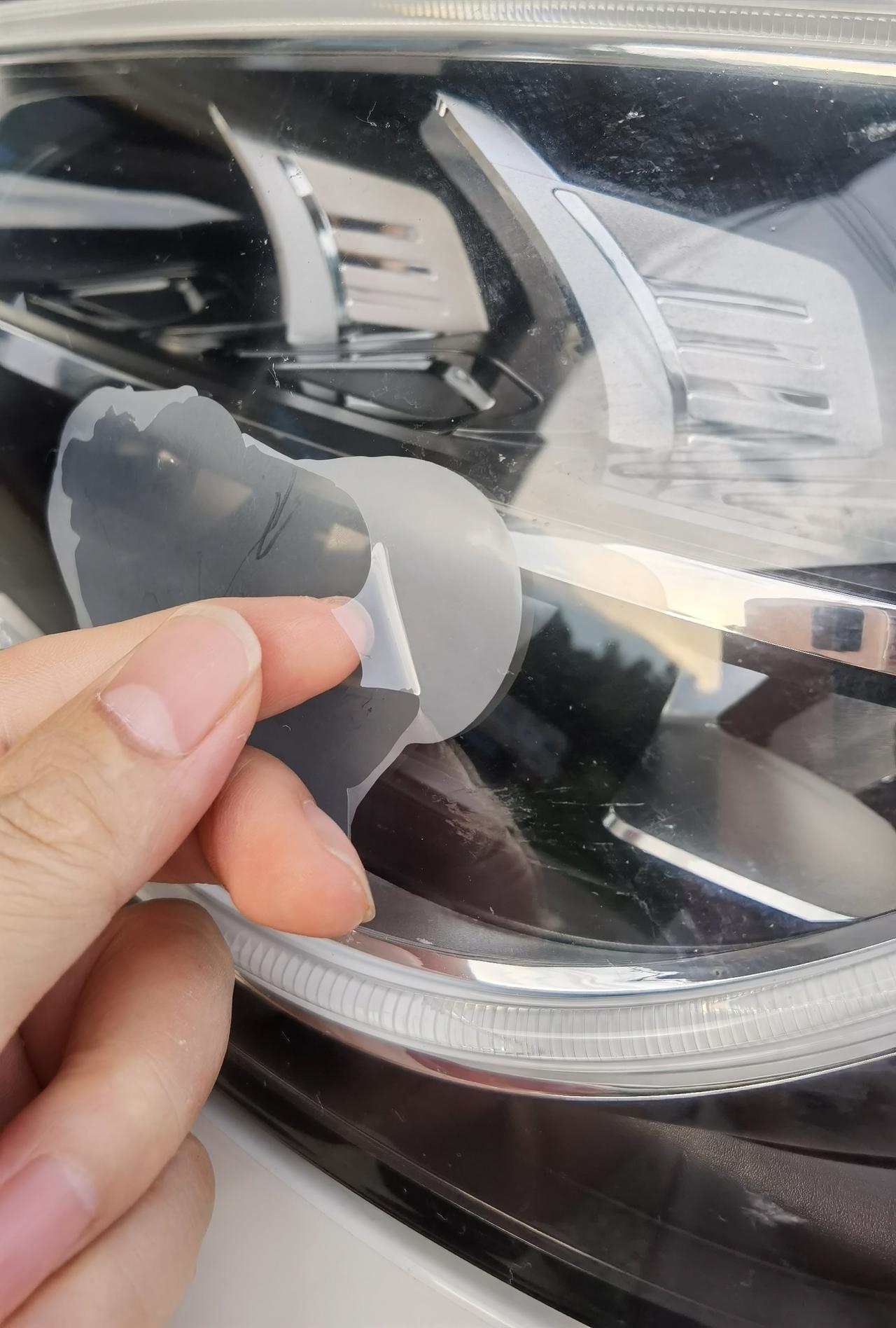 奔驰GLC 2020款GLC300L前大灯上掉漆（膜）是怎么回事？
