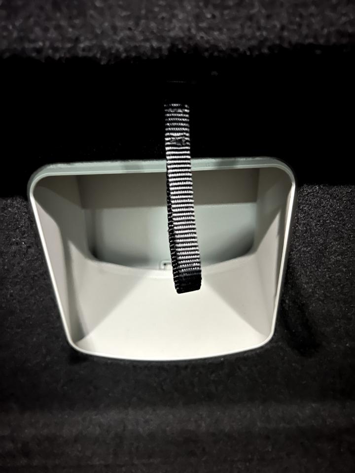 比亚迪汉EV 后备箱里面对着后排中央扶手有个拉的 这个是干嘛用？的 是从后备箱打开后排中央扶手的？